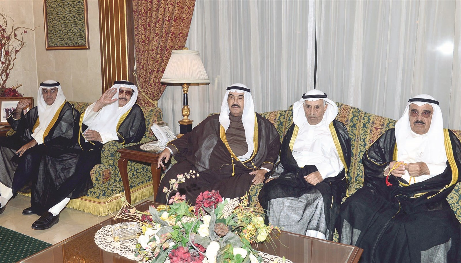 ناصر المحمد يتوسط عدداً من المهنئين