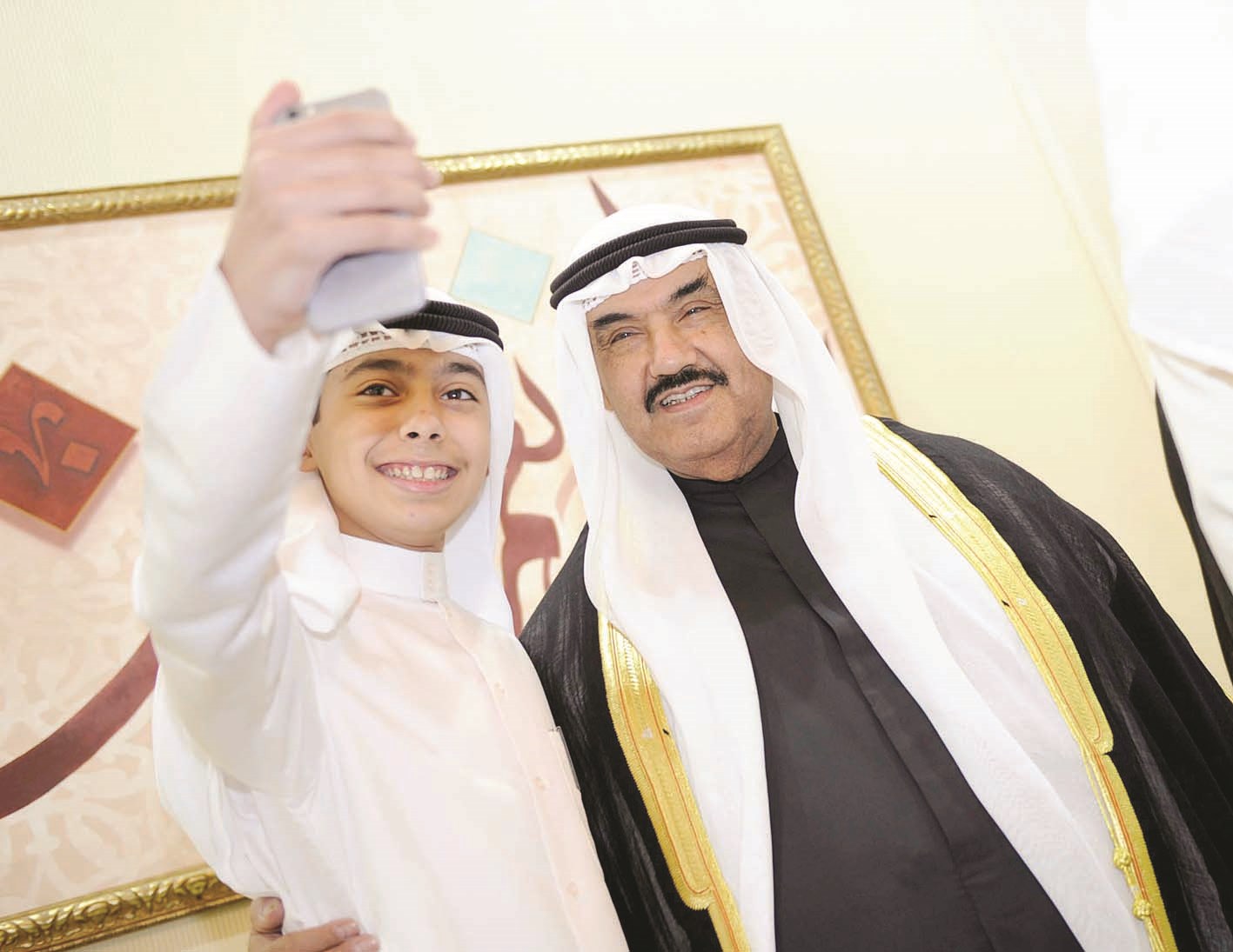 «سيلفي» مع سمو الشيخ ناصر المحمد