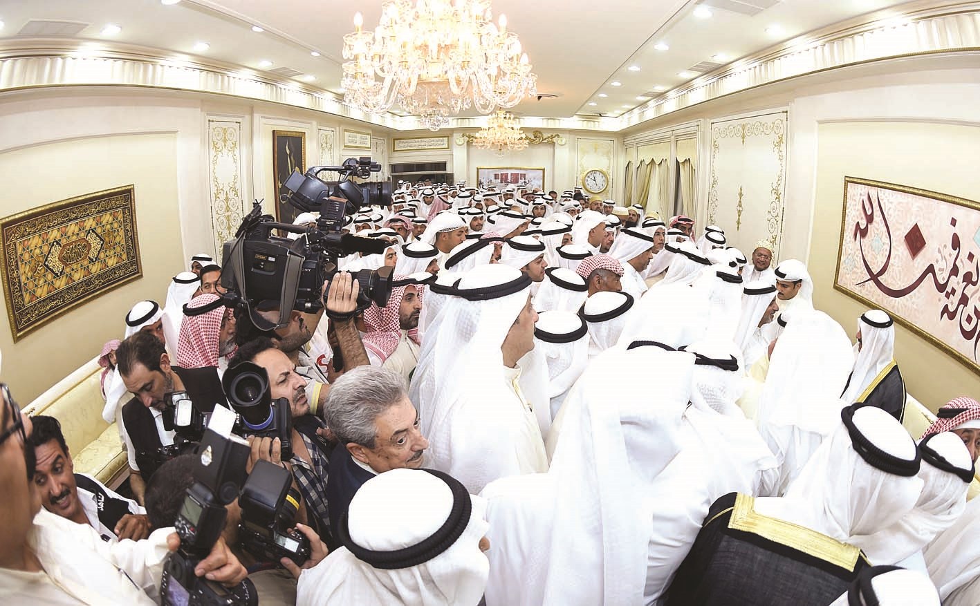 حشود كبيرة توافدت إلى قصر الشويخ لتقديم التهنئة (تصوير زكريا عطية ونايف العقلة )