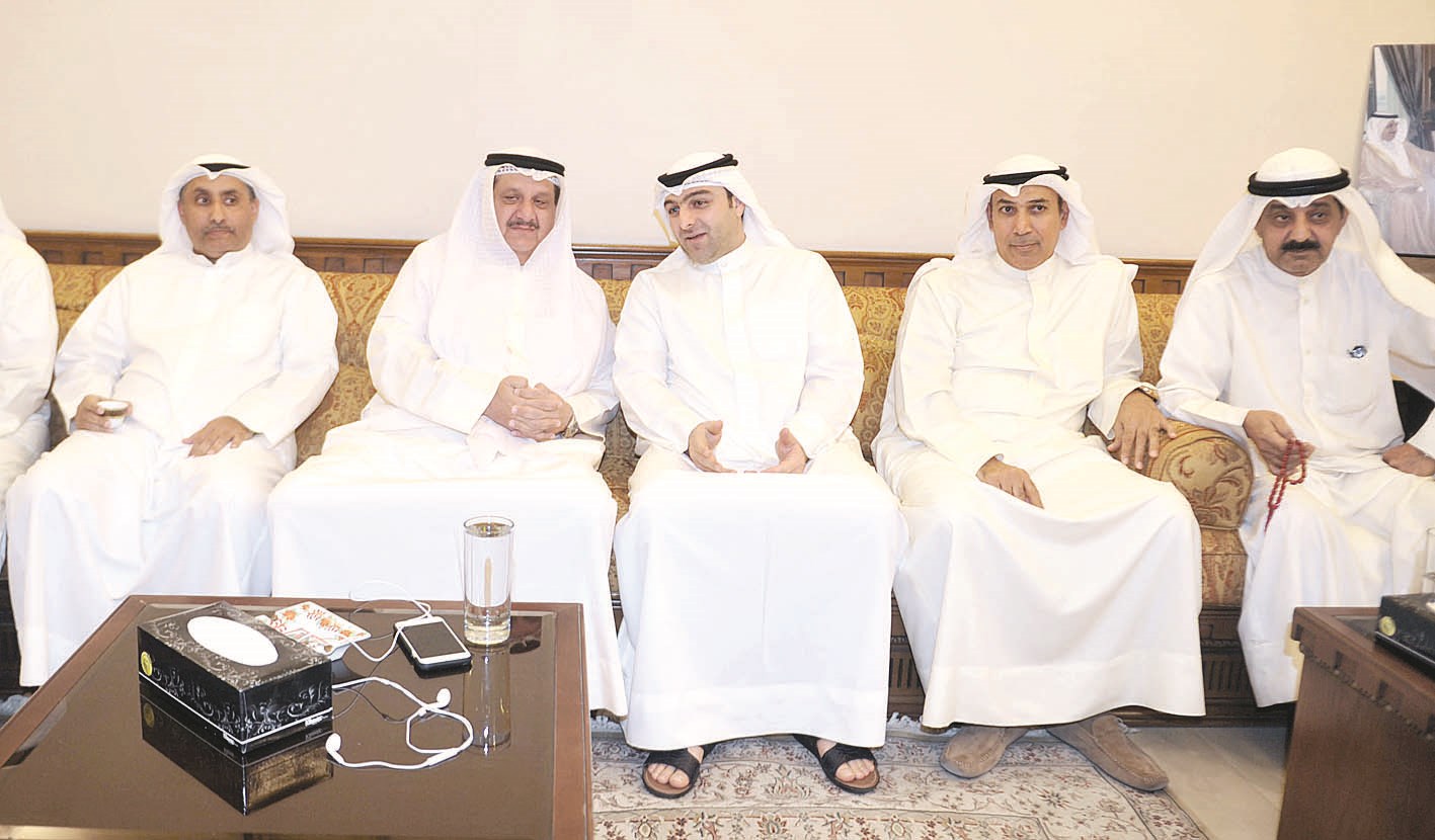 ياسر ابل مهنئا الكندري (تصوير جاسم بارون)