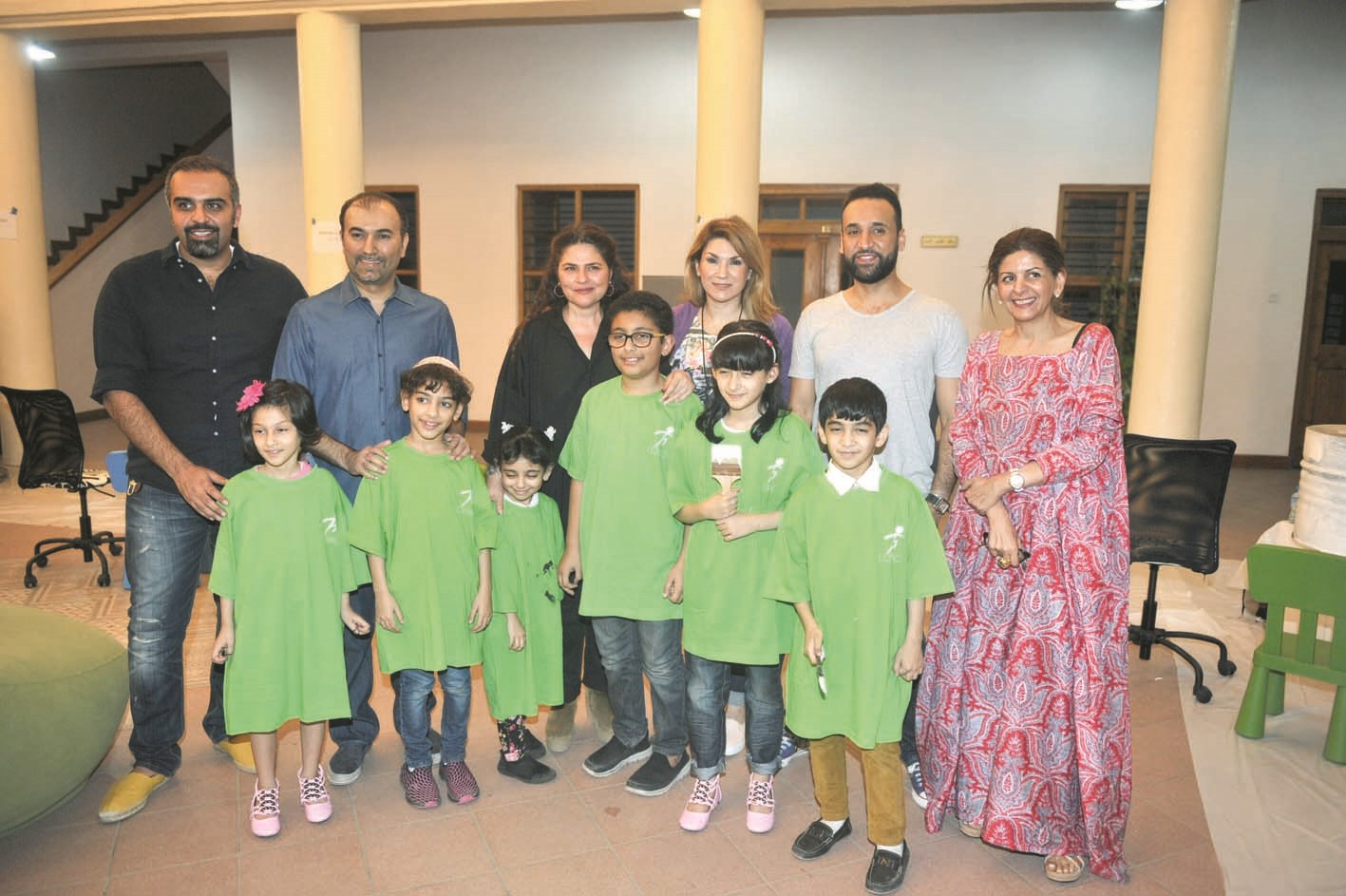 فارعة السقاف إلى جانب الفنانين التشكيليين المشاركين  (تصوير نور هنداوي)