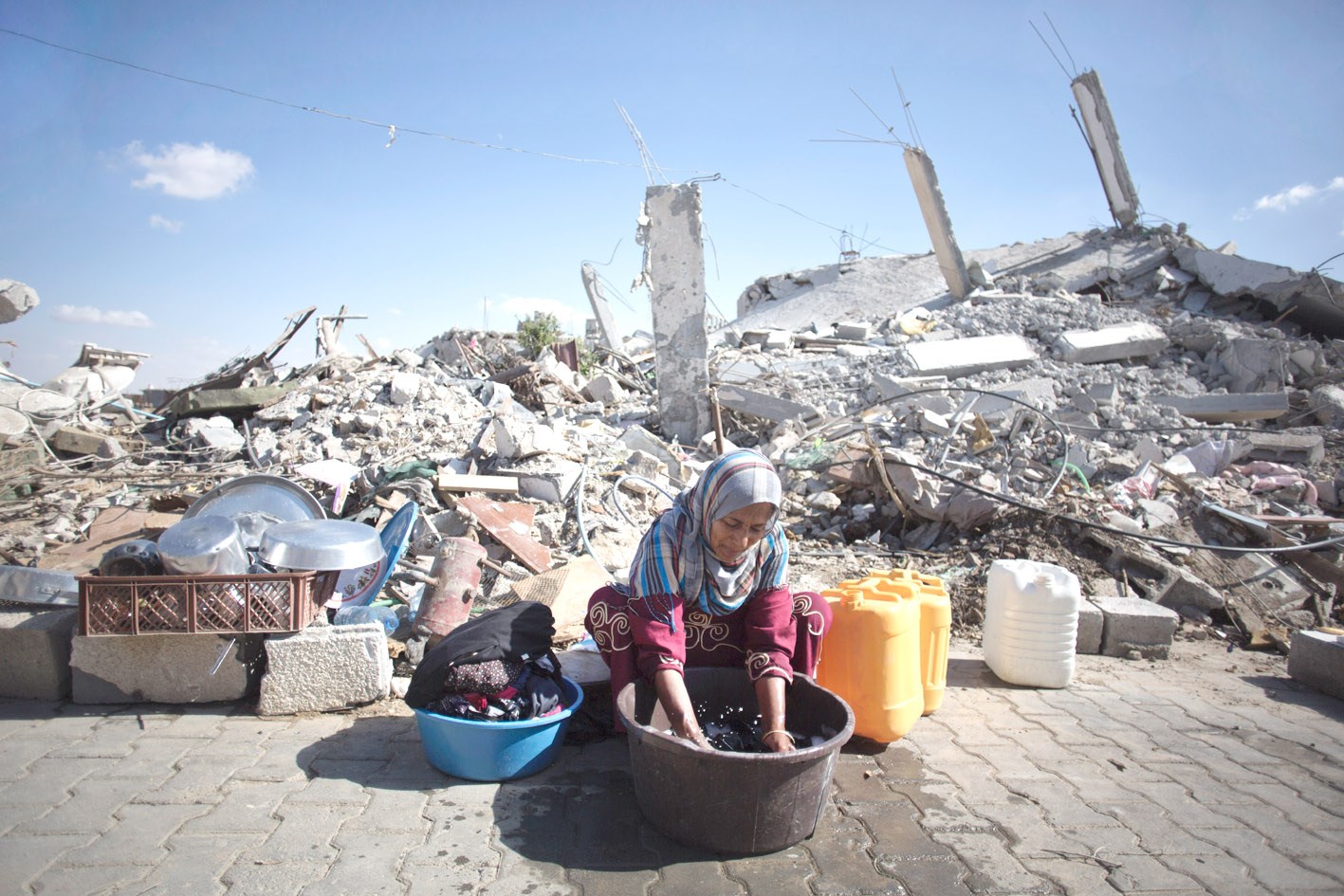 u0641u0644u0633u0637u064au0646u064au0629 u062au063au0633u0644 u0627u0644u062bu064au0627u0628 u0623u0645u0627u0645 u0645u0646u0632u0644u0647u0627 u0627u0644u0645u062fu0645u0651u0631   (u0627 u0628)