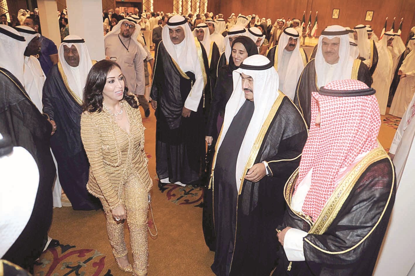 ناصر المحمد محاطاً بعدد من الحضور