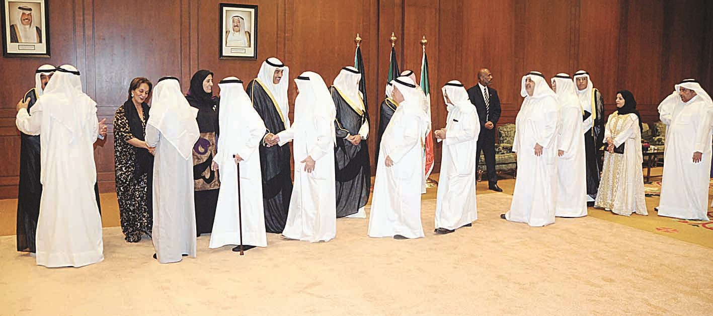 ناصر المحمد وصباح الخالد وعقيلته يستقبلون المهنئين (تصوير طارق عزالدين)