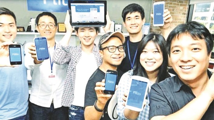 u0633u0627u064au0645u0648u0646 u0644u064a (u0623u0642u0635u0649 u0627u0644u064au0645u064au0646) u0645u0639 u0639u062fu062f u0645u0646 u0645u0648u0638u0641u064a u0634u0631u0643u062au0647 u0641u064a u0633u064au0624u0648u0644