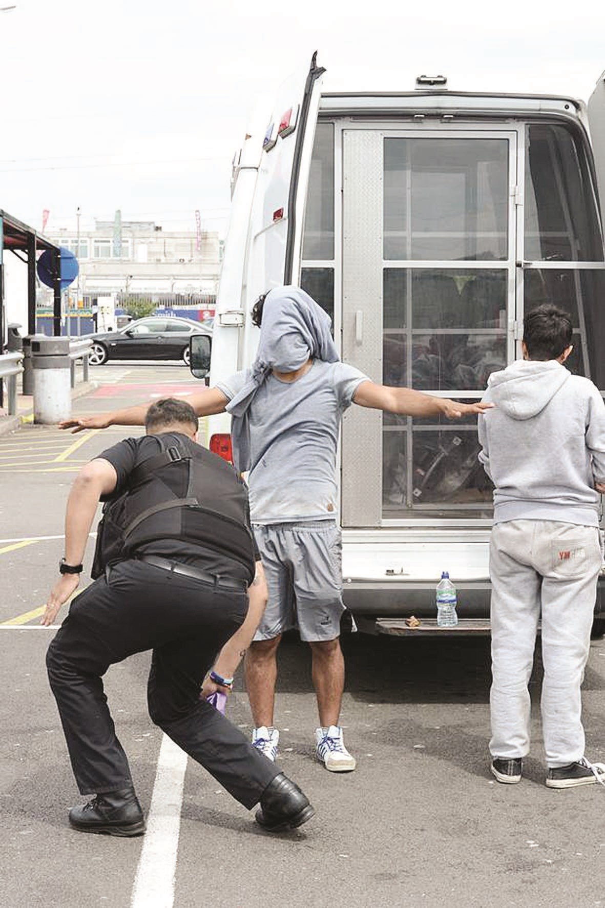 u0627u0644u0634u0627u0628u0627u0646 u0623u062bu0646u0627u0621 u062au0641u062au064au0634u0647u0645u0627 u0645u0646 u062cu0627u0646u0628 u0627u0644u0634u0631u0637u0629