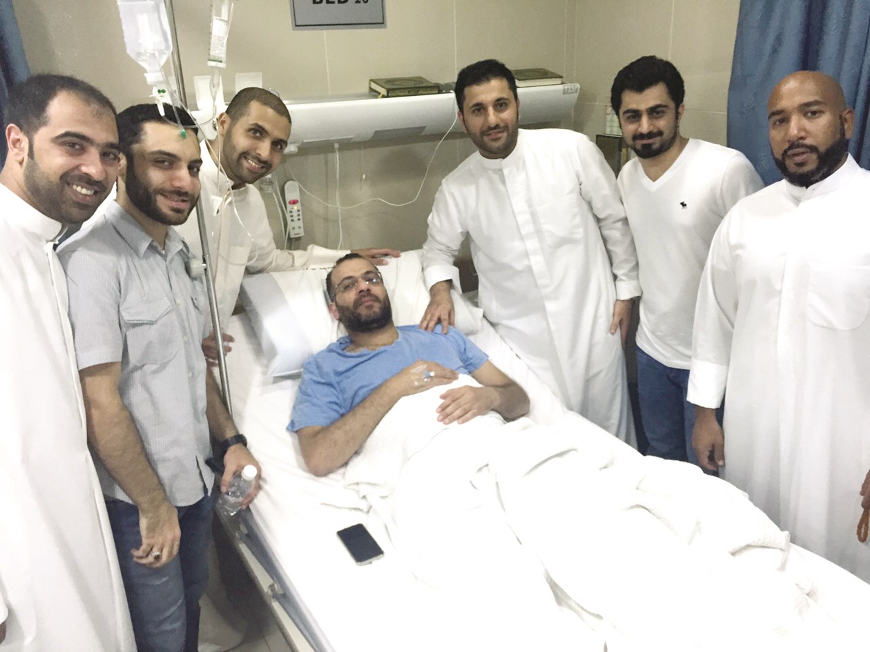 u0630u0648u0648 u0623u062du062f u0627u0644u0645u0635u0627u0628u064au0646 u064au062du064au0637u0648u0646 u0628u0647 u0645u0639u0628u0631u064au0646 u0639u0646 u0641u0631u062du0647u0645 u0628u0636u0628u0637 u0627u0644u0645u062au0648u0631u0637u064au0646