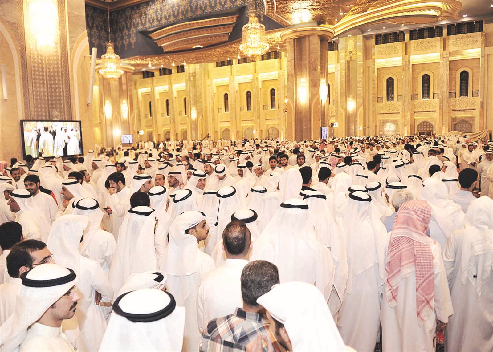 آلاف المعزين في المسجد الكبير