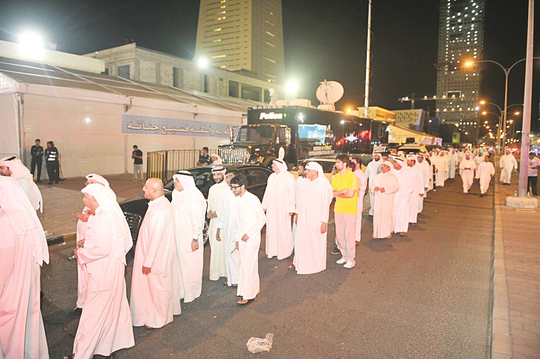 طابور من المعزين ينتظرون دورهم لدخول المسجد
