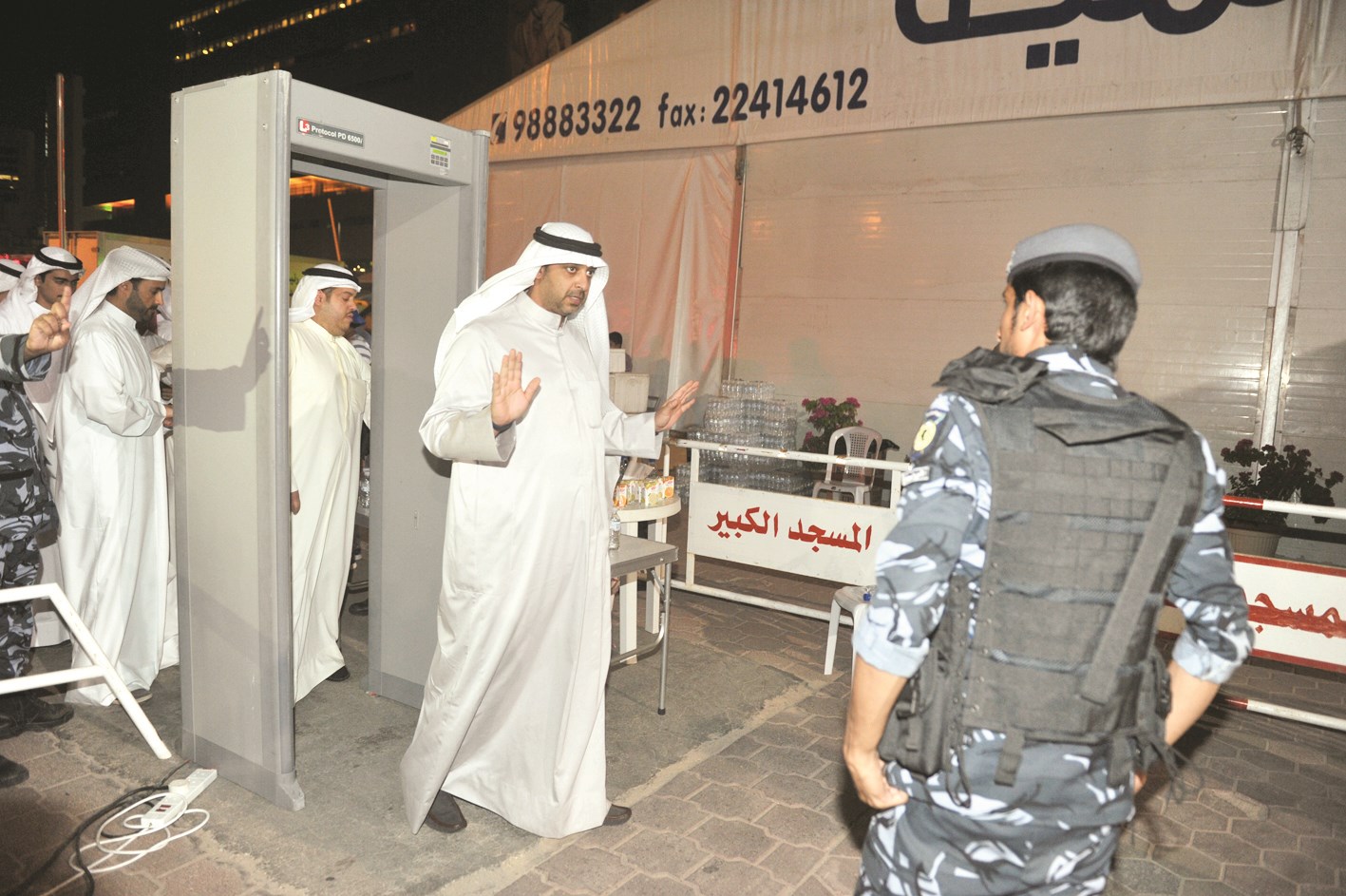 محمد العبدالله يعاين التفتيس الالكتروني  (تصوير نور هنداوي)