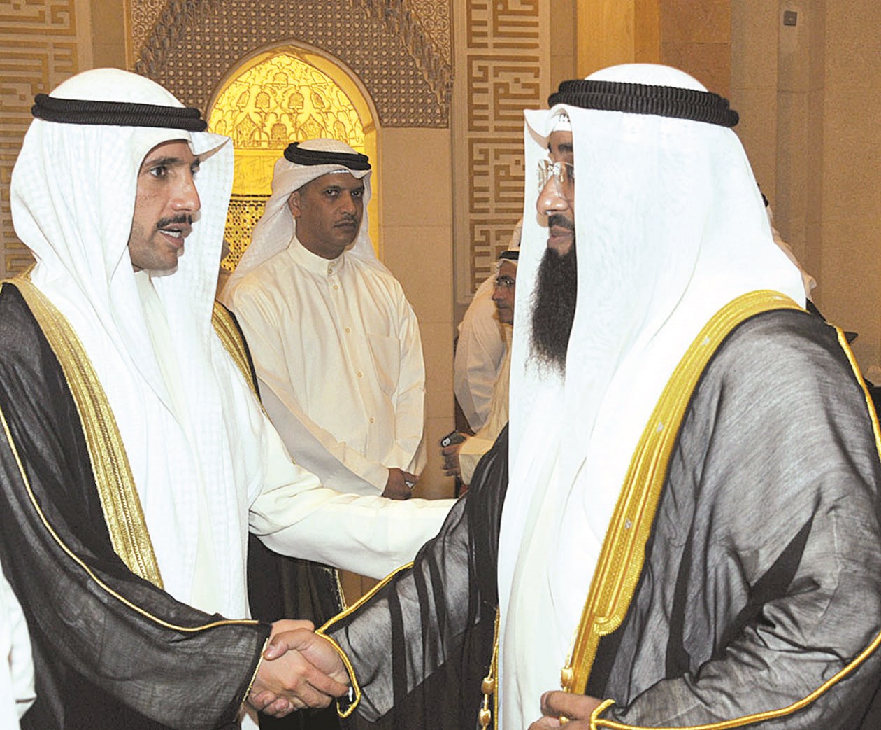 رئيس مجلس الأمة متلقيا التعازي