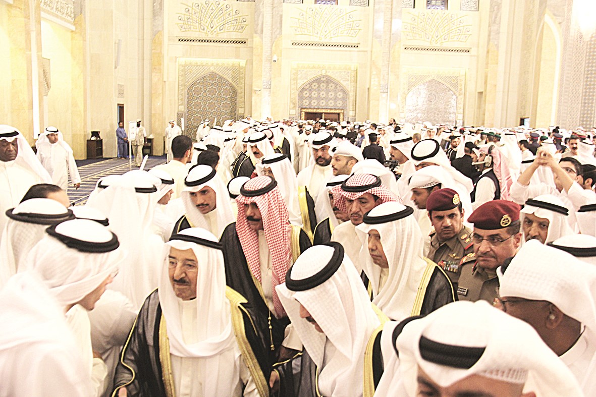 سمو الامير وولي العهد والغانم يقدمون التعازي لذوي الشهداء