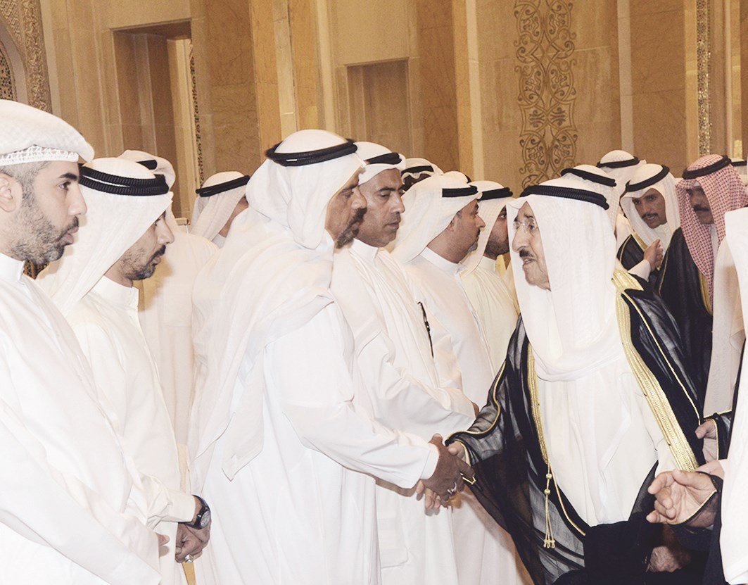 ... ويواسي أحد ذوي الضحايا