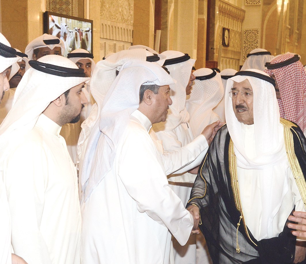 .. ويتبادل مشاعر المواساة من الأهالي