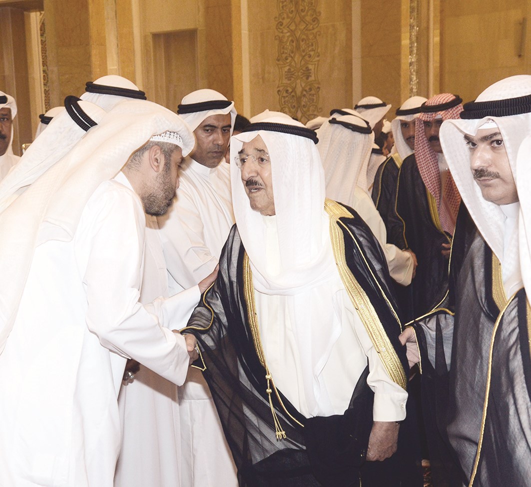 صاحب السمو مصافحاً أحد ذوي الضحايا