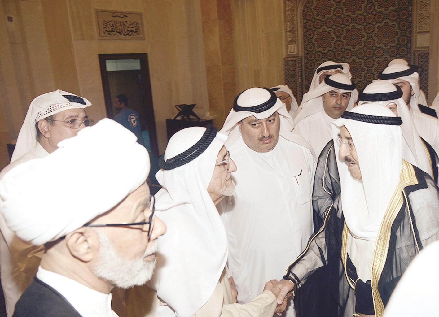 سموه يبادل ذوي الشهداء مشاعر الحزن