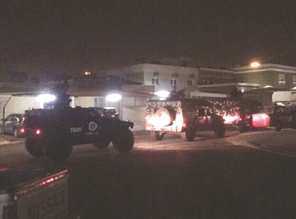 القوات الخاصة تحيط بمنزل فهد شخير العنزي خلال مداهمته