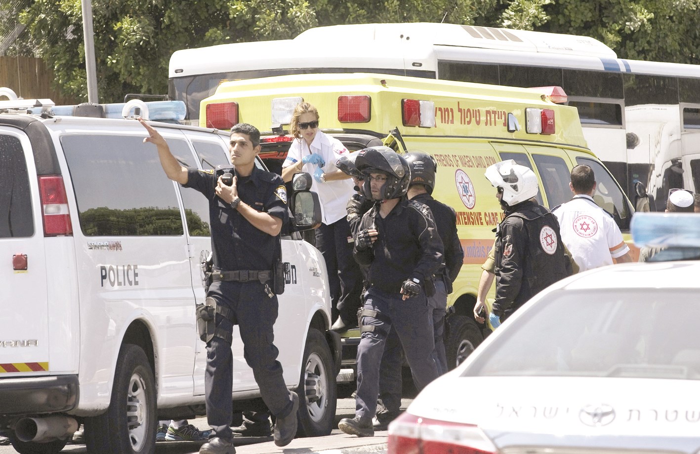 u0639u0646u0627u0635u0631 u0645u0646 u0627u0644u0634u0631u0637u0629 u0627u0644u0627u0633u0631u0627u0626u064au0644u064au0629 u0648u0645u0633u0639u0641u0648u0646 u0641u064a u0645u0648u0642u0639 u062du0627u062fu062bu0629 u0637u0639u0646 u0627u0644u0645u062cu0646u062fu0629 u0645u0646 u0642u0628u0644 u0641u062au0627u0629 u0641u0644u0633u0637u064au0646u064au0629 u0623u0645u0633 (u0631u0648u064au062au0631u0632)