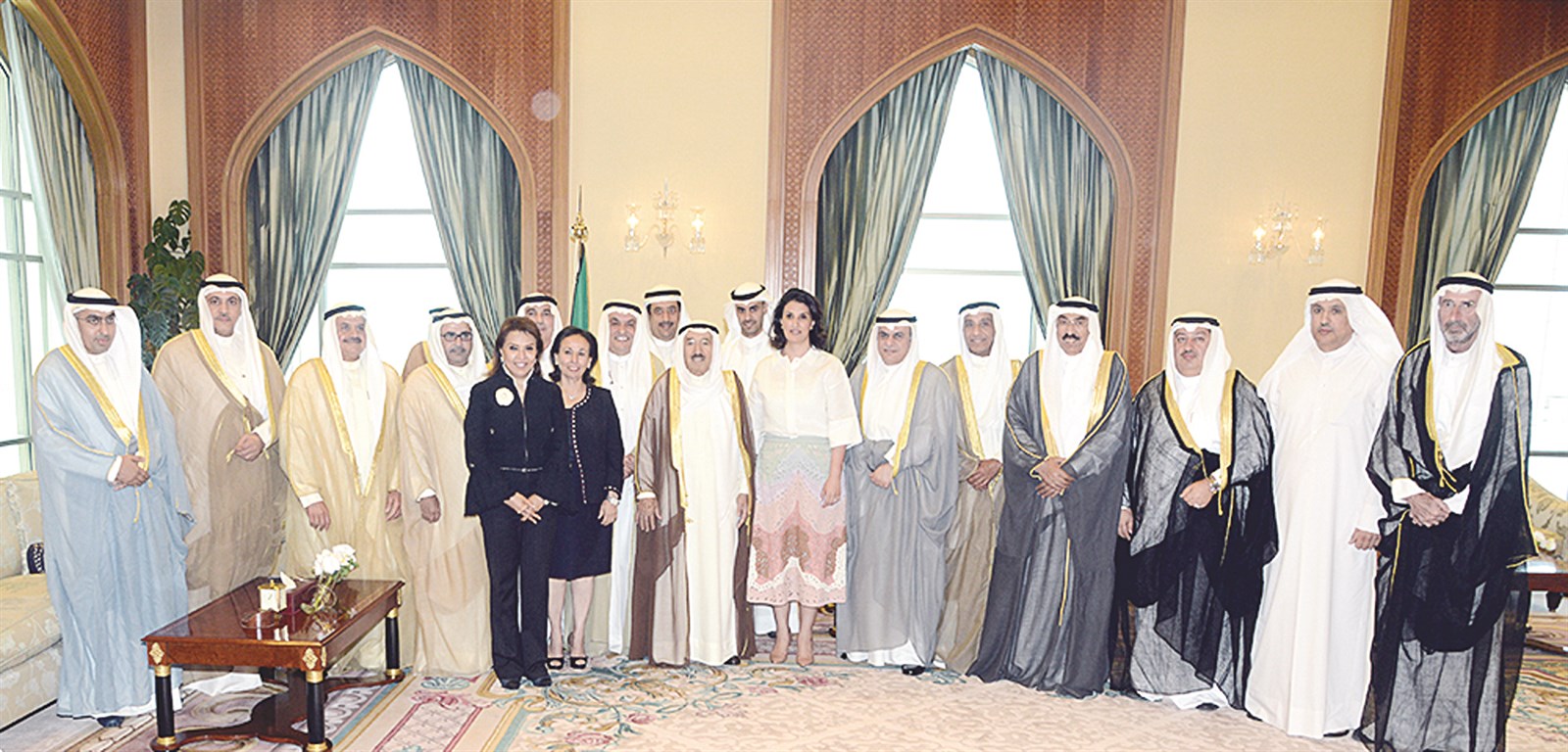 صاحب السمو متوسطاً أعضاء الجانب الكويتي لمجلس التعاون المصري الكويتي