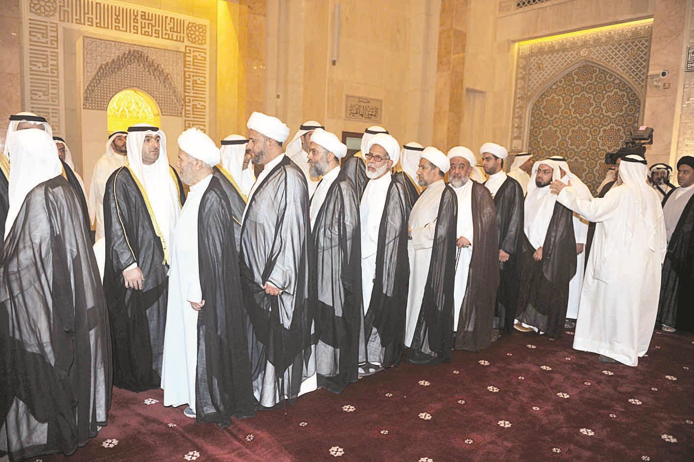 عدد من الشخصيات يؤدون واجب العزاء