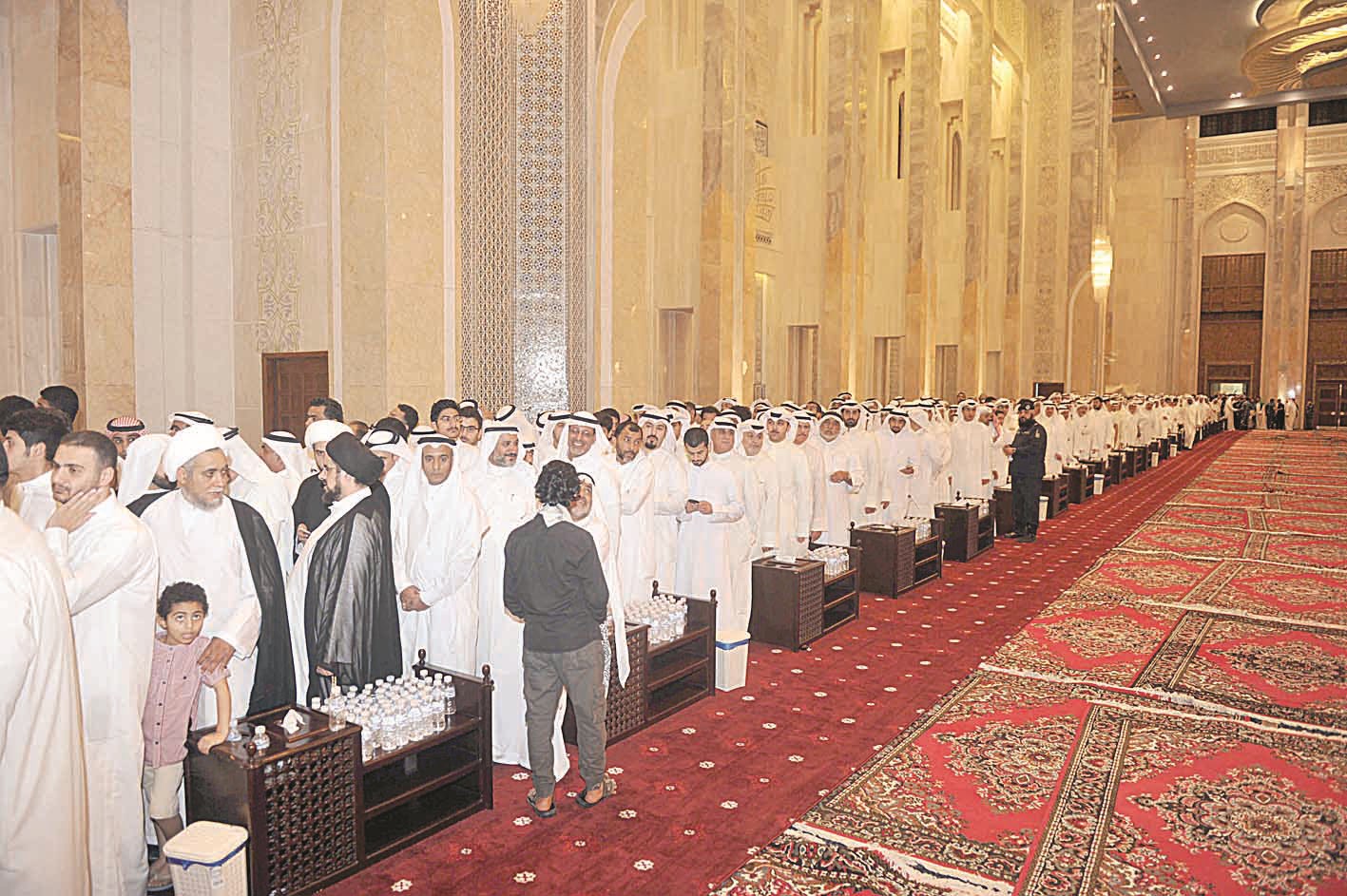 جموع المواطنين في طابور لتقديم العزاء (تصوير نور هنداوي)