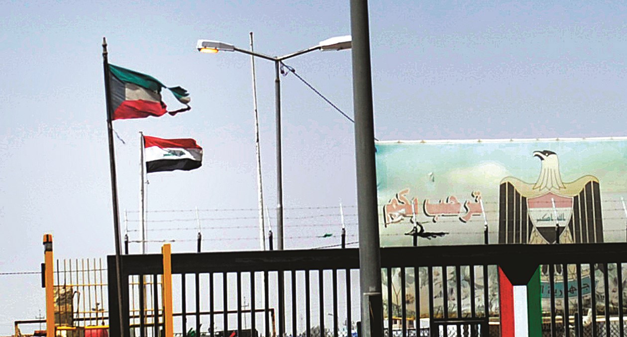 علم الكويت يرفرف ممزقاً !!