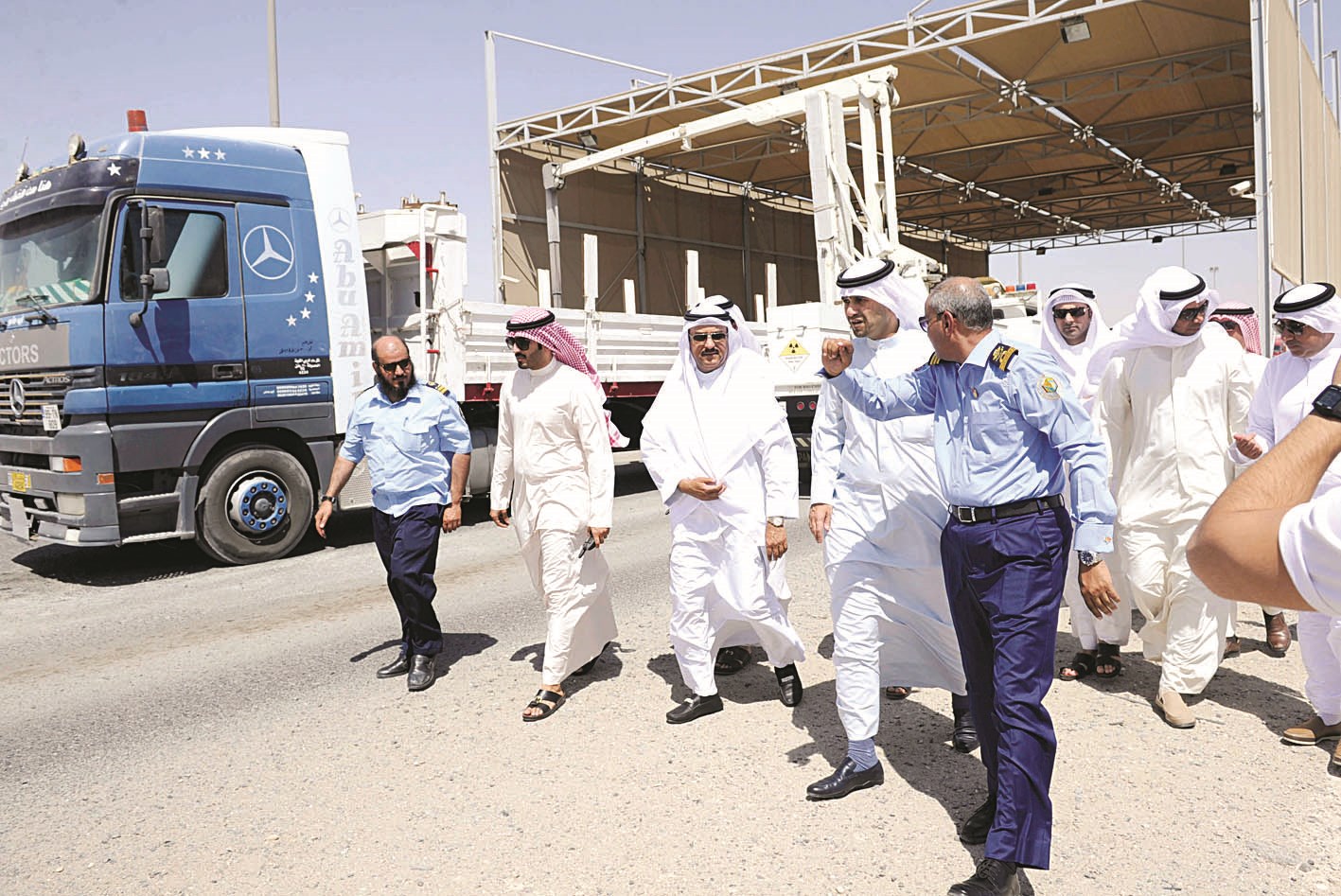 الصالح وقياديو الجمارك خلال الجولة