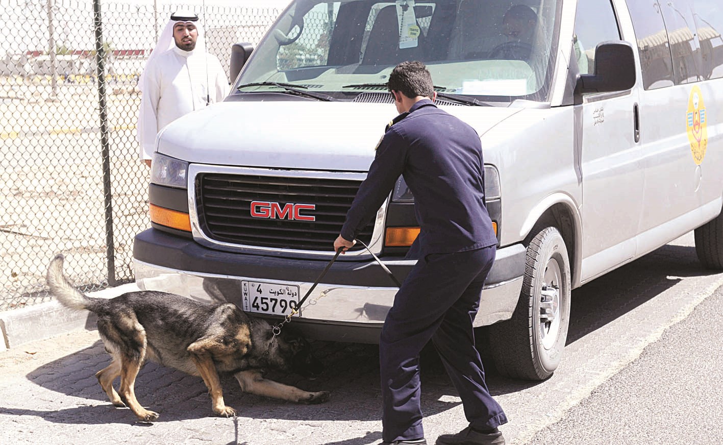 الاستعانة بالكلاب المدربة في التفتيش