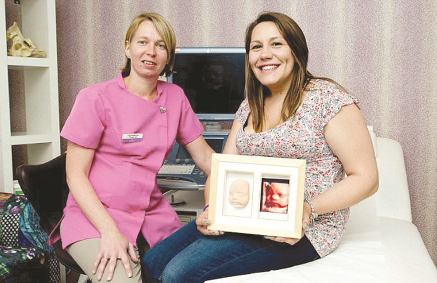 البريطانية هاناه براملي (يمين) سعيدة بمجسّم وجه جنينها