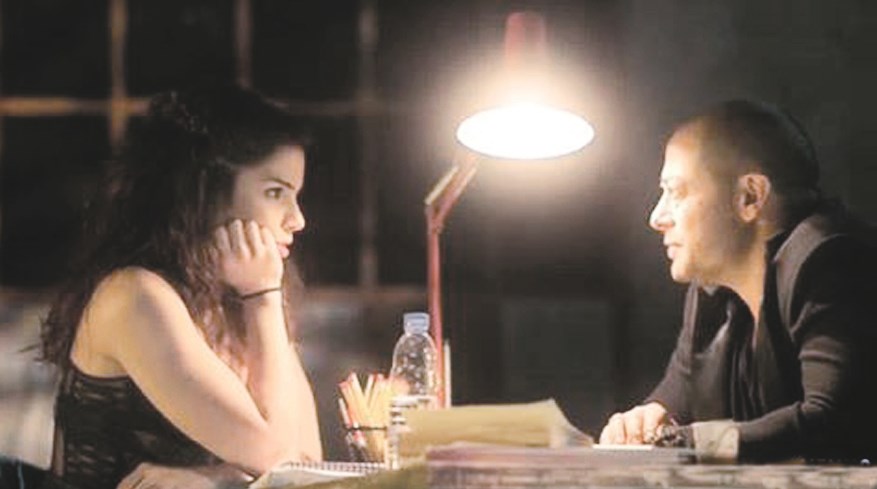 مع بديع أبو شقرا في مشهد من مسرحية «فينوس»