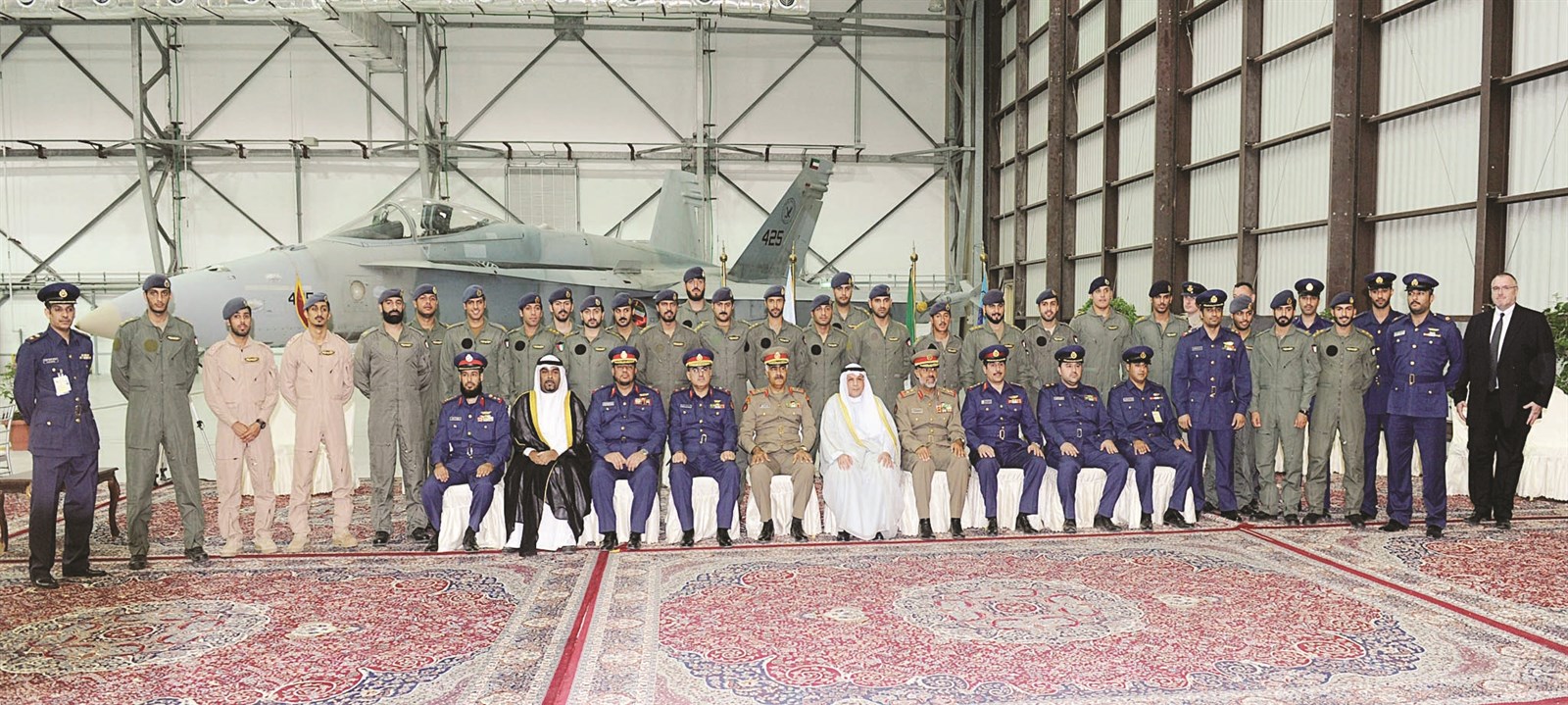 u0648u0632u064au0631 u0627u0644u062fu0641u0627u0639 u0648u0642u064au0627u062fu0627u062a u0627u0644u062cu064au0634 u0645u0639 u0627u0644u062eu0631u064au062cu064au0646 (u062au0635u0648u064au0631 u0632u0643u0631u064au0627 u0639u0637u064au0629)