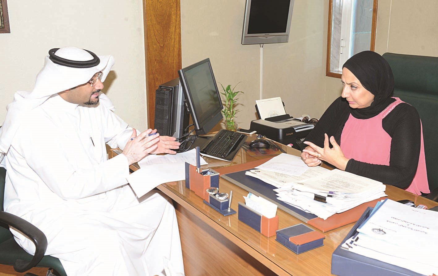 مريم الهلال متحدثة إلى الزميل ناصر الفرحان (تصوير زكريا عطية)