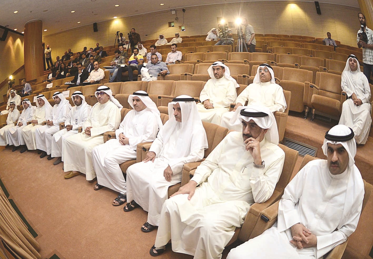 مجلس المفوّضين ومسؤولو البورصة يتقدمون الحضور