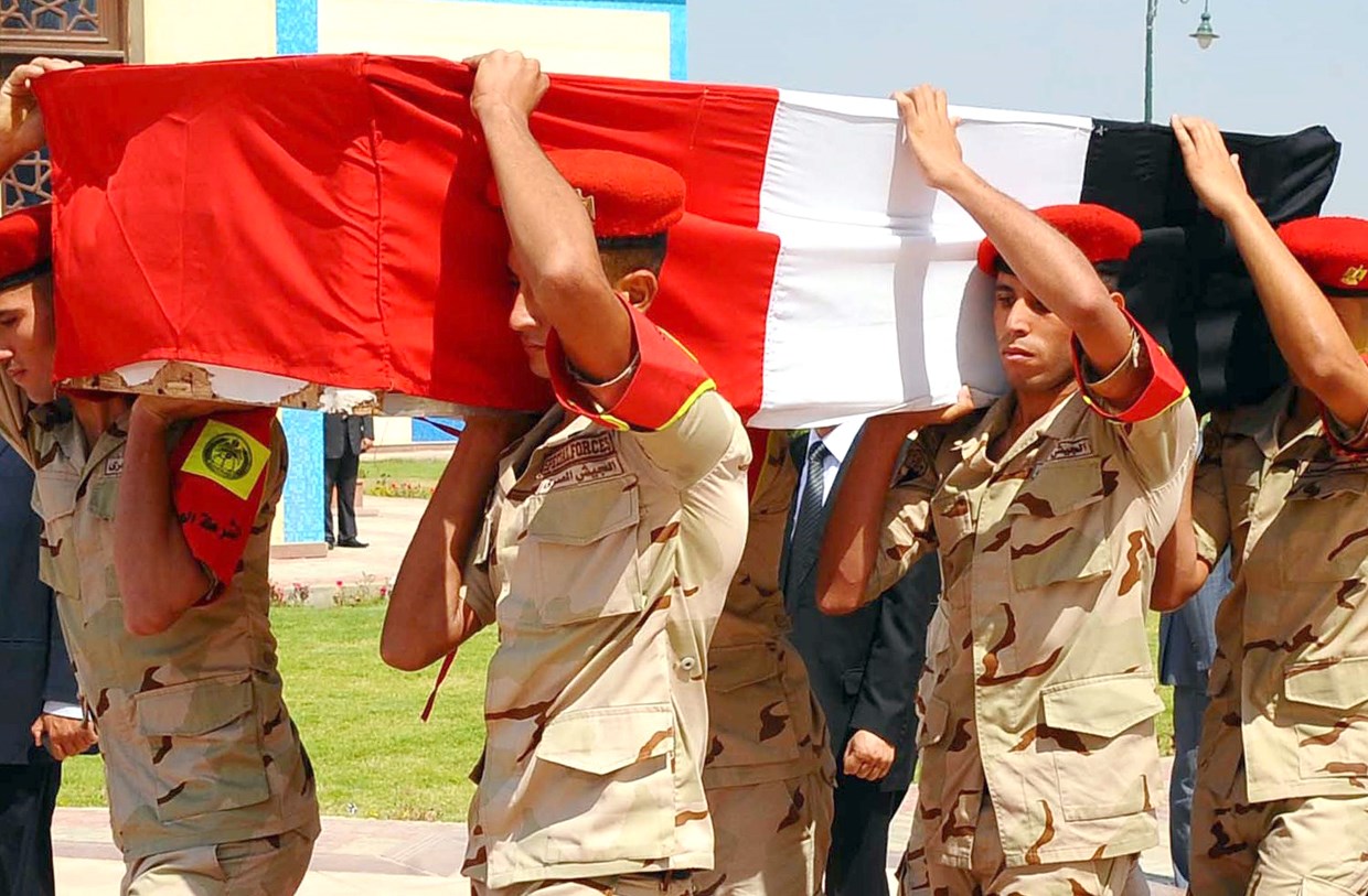 جثمان النائب العام محمولاً على الأكتاف إلى مثواه الأخير       ( ا ف ب)