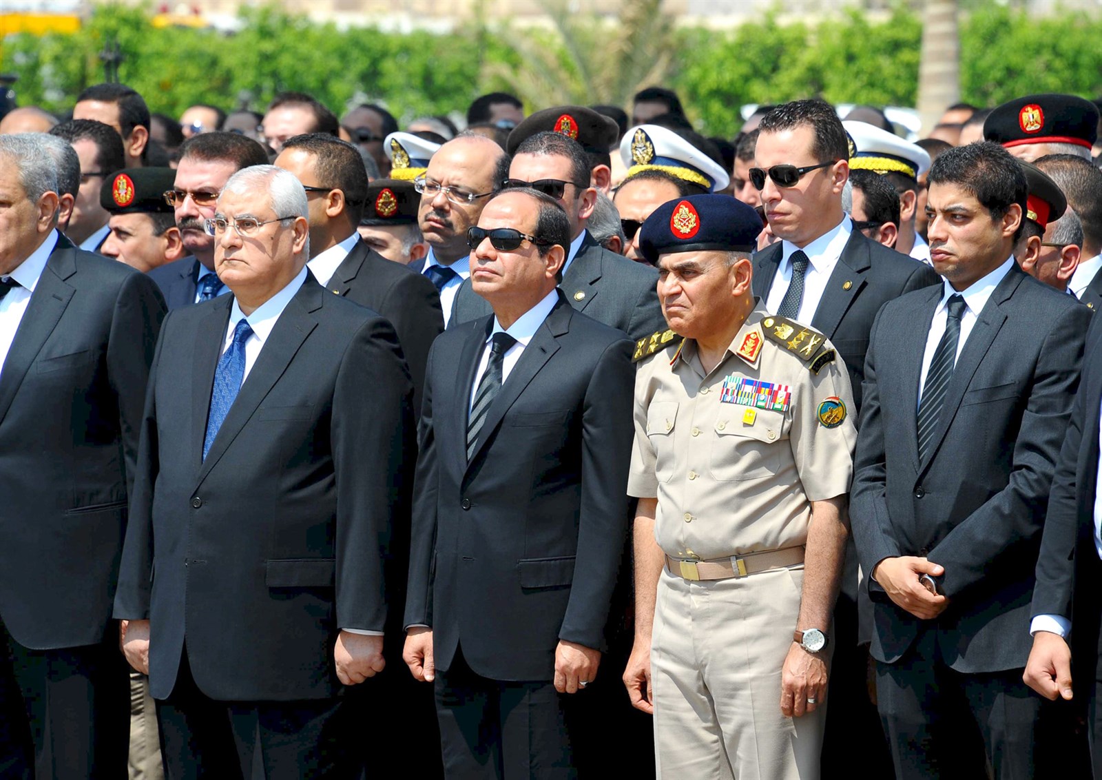 السيسي يتقدم جنازة بركات       ( ا ف ب)