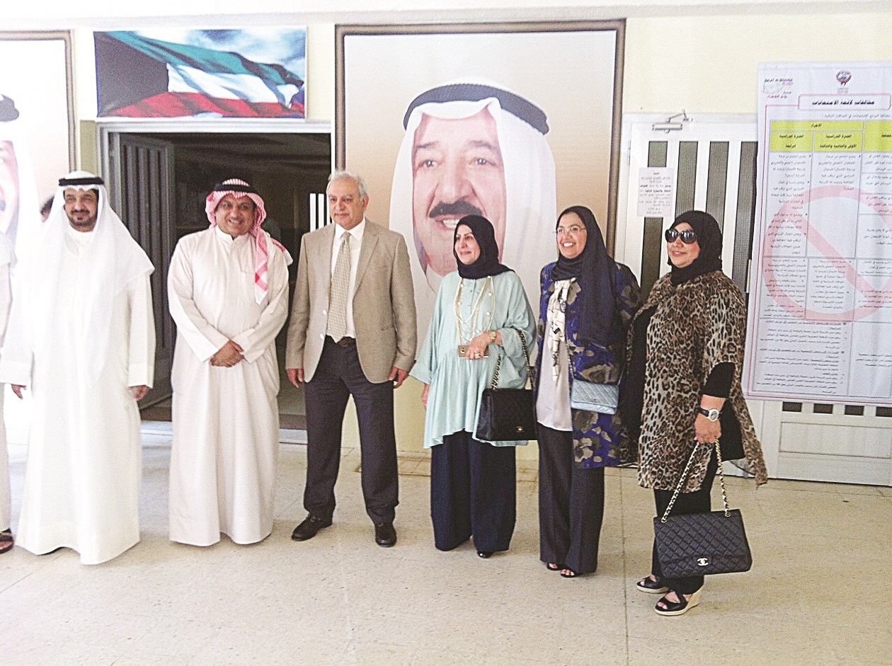 العيسى في لقطة تذكارية مع مسؤولي الأحمدي