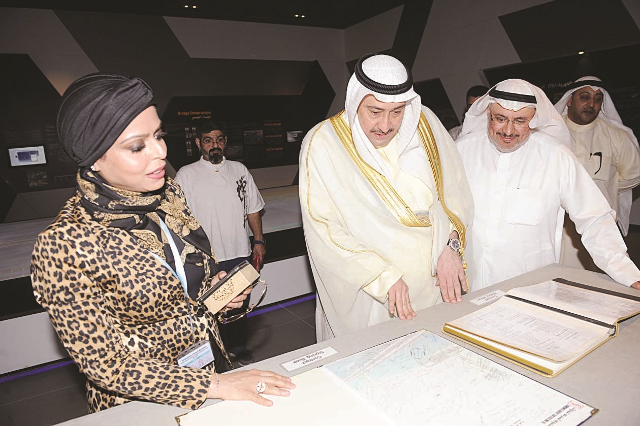 الحمود والحصان ومي المسعد أمام سجل كلمات الزوار (تصوير جلال معوض)