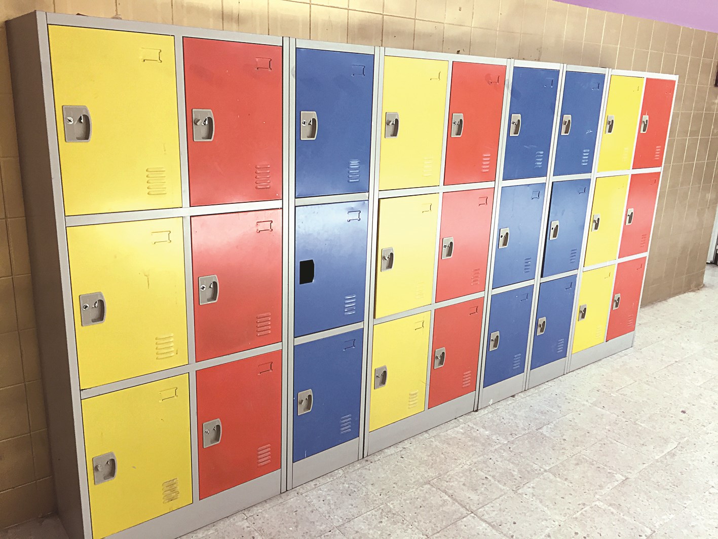 أدراج الكتب أصبحت مخزناً للأتربة