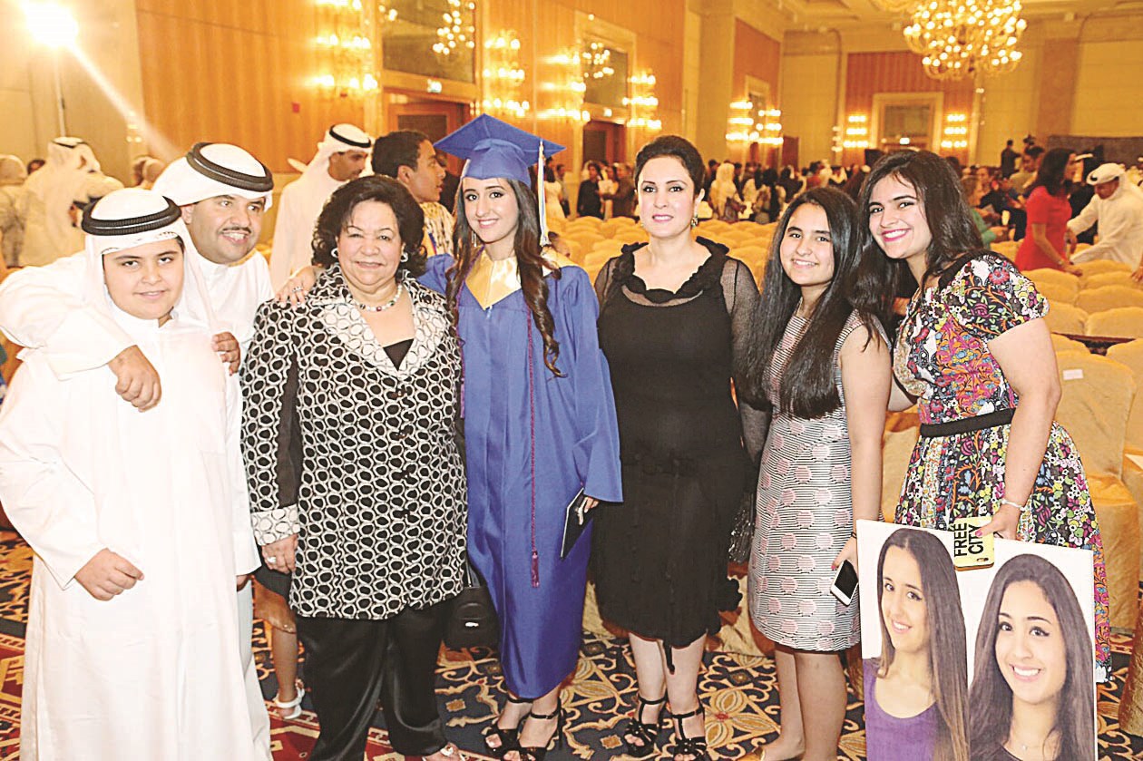 الشيخة لولوة جابر الأحمد متوسطة أفراد عائلتها