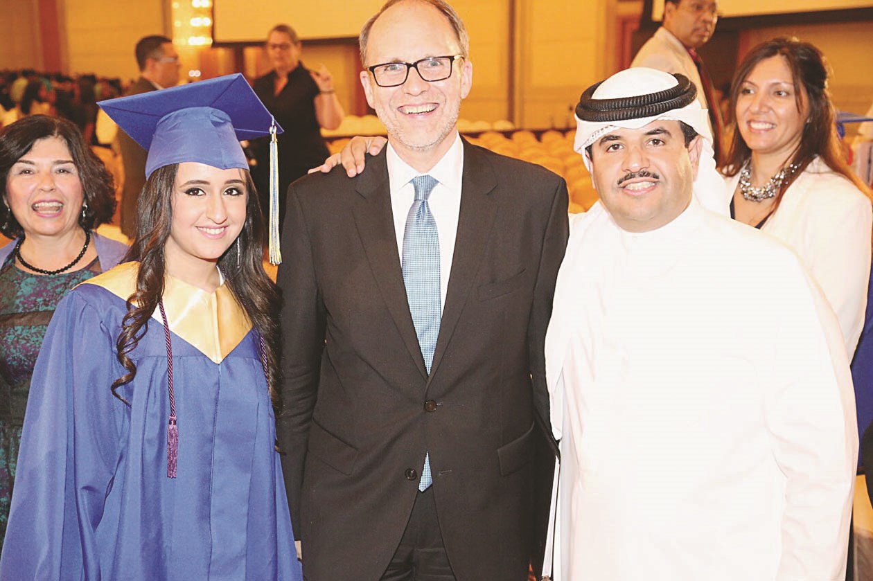 السفير الأميركي متوسطاً دعيج الخليفة وابنته لولوة الصباح