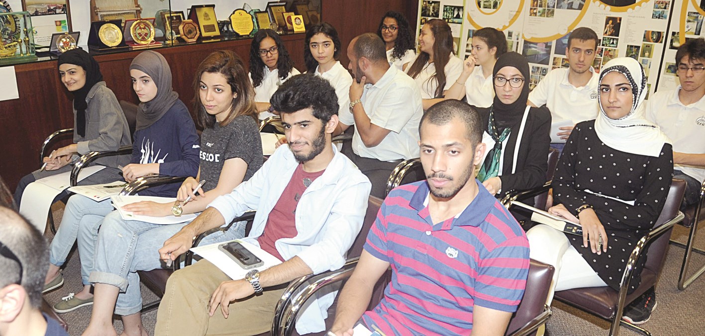 شباب وشابات شاركوا في الاستبيان