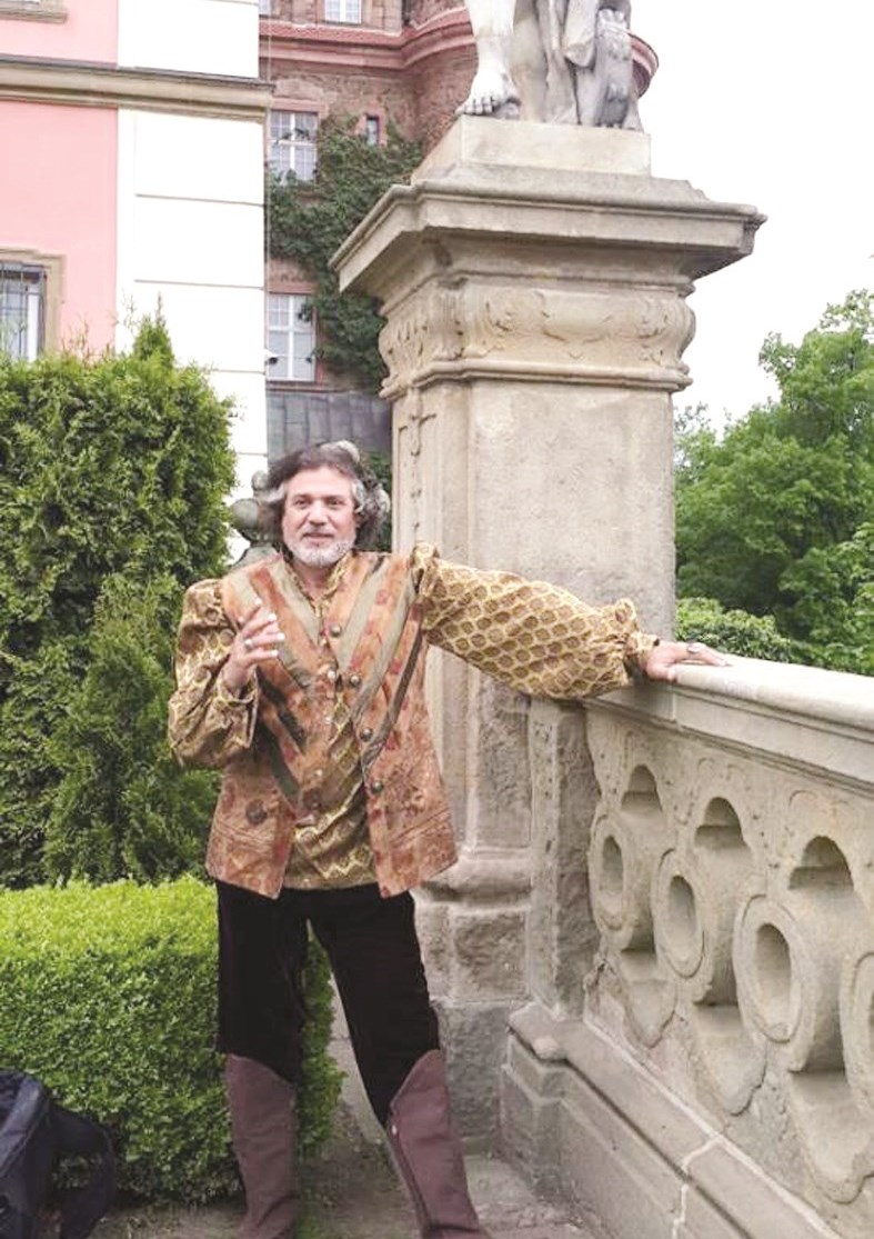 u0646u0627u0635u0631 u0633u064au0641 u0623u062bu0646u0627u0621 u0627u0644u062au0635u0648u064au0631 u0641u064a u0628u0648u0644u0646u062fu0627