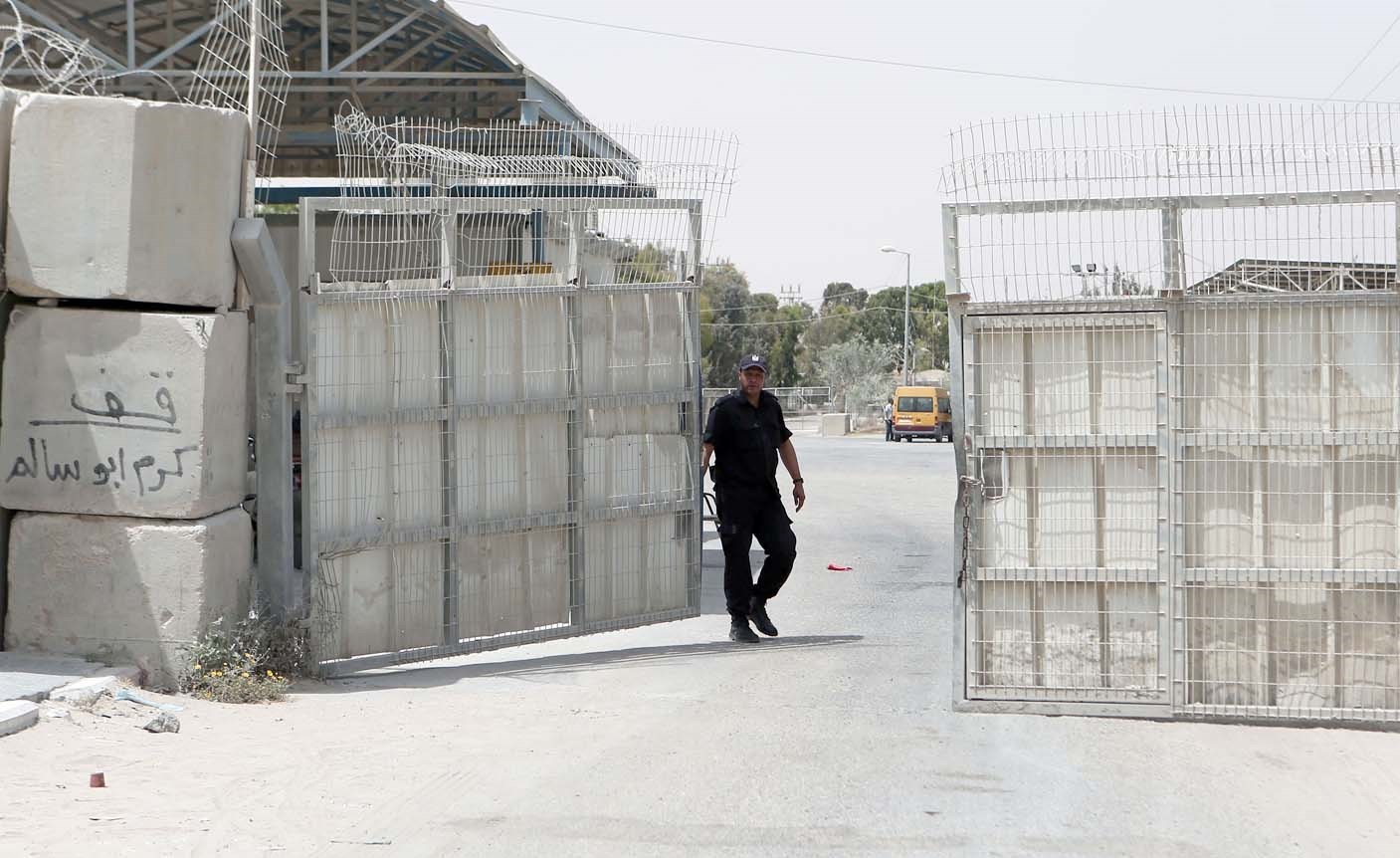 u0631u062cu0644 u0623u0645u0646 u0641u0644u0633u0637u064au0646u064a u064au0642u0641u0644 u0627u0644u0628u0648u0627u0628u0629 u0639u0646u062f u0645u0639u0628u0631 u0643u0631u0645 u0623u0628u0648 u0633u0627u0644u0645 u0627u0644u0631u0627u0628u0637 u0628u064au0646 u0625u0633u0631u0627u0626u064au0644 u0648u063au0632u0629 u0623u0645u0633   (u0623 u0641 u0628)