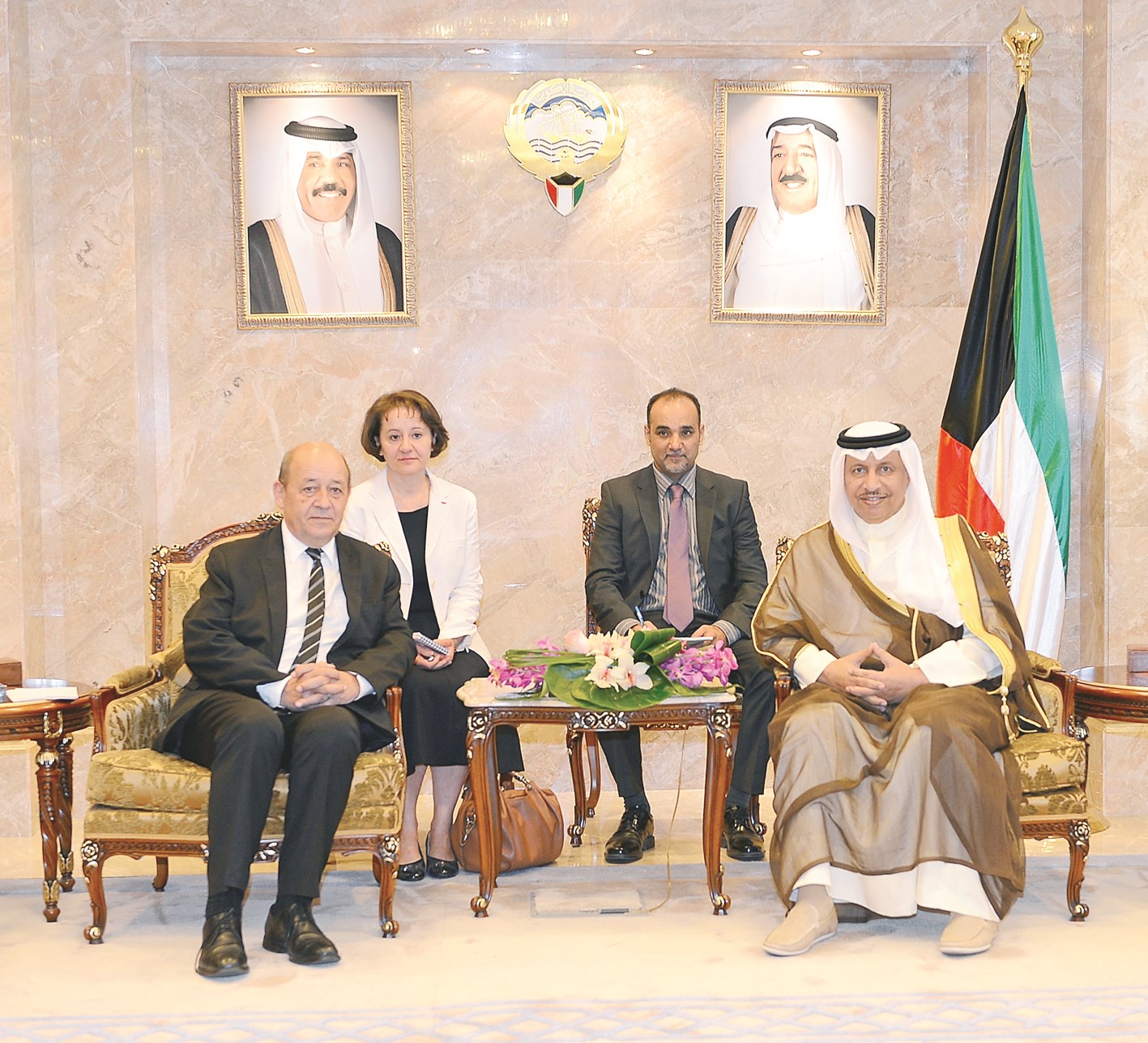 المبارك مستقبلاً الوزير الفرنسي