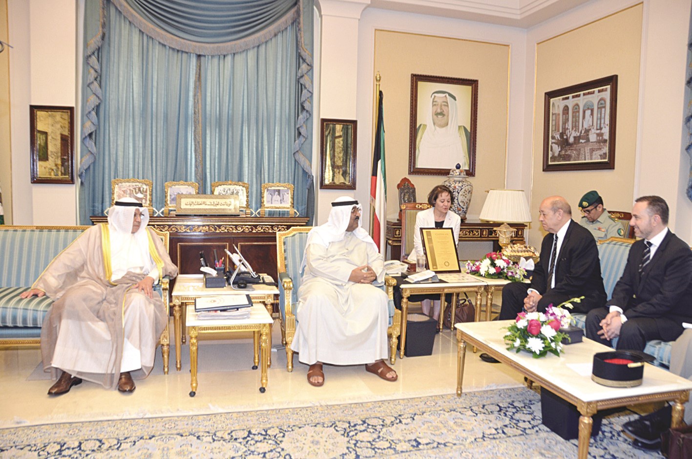 مشعل الأحمد خلال الاجتماع بالوزير الفرنسي وبحضور الجراح