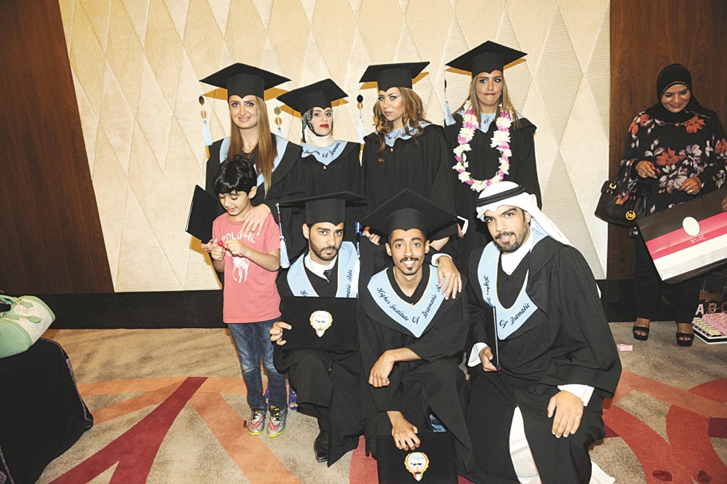 صورة تضم مجموعة من خريجي قسم النقد والأدب المسرحي