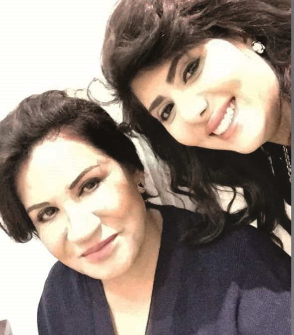 ملاك مع (أم طلال) في كواليس «أمنا رويحة الجنة»