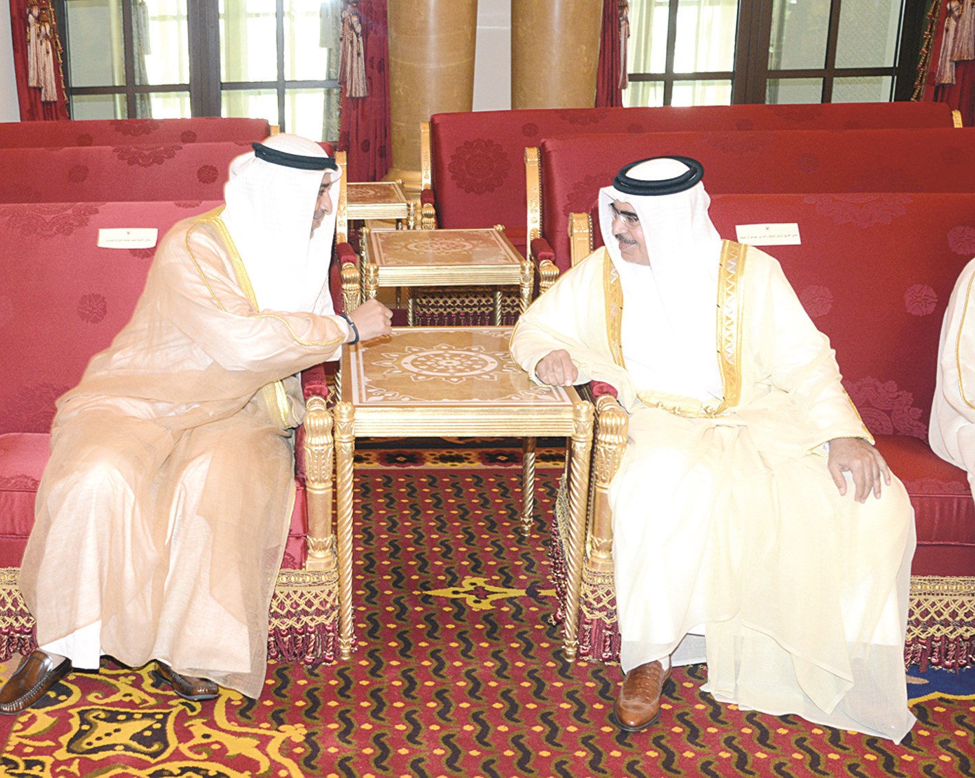 حديث بين محمد العبدالله وأحد أفراد أسرة آل خليفة