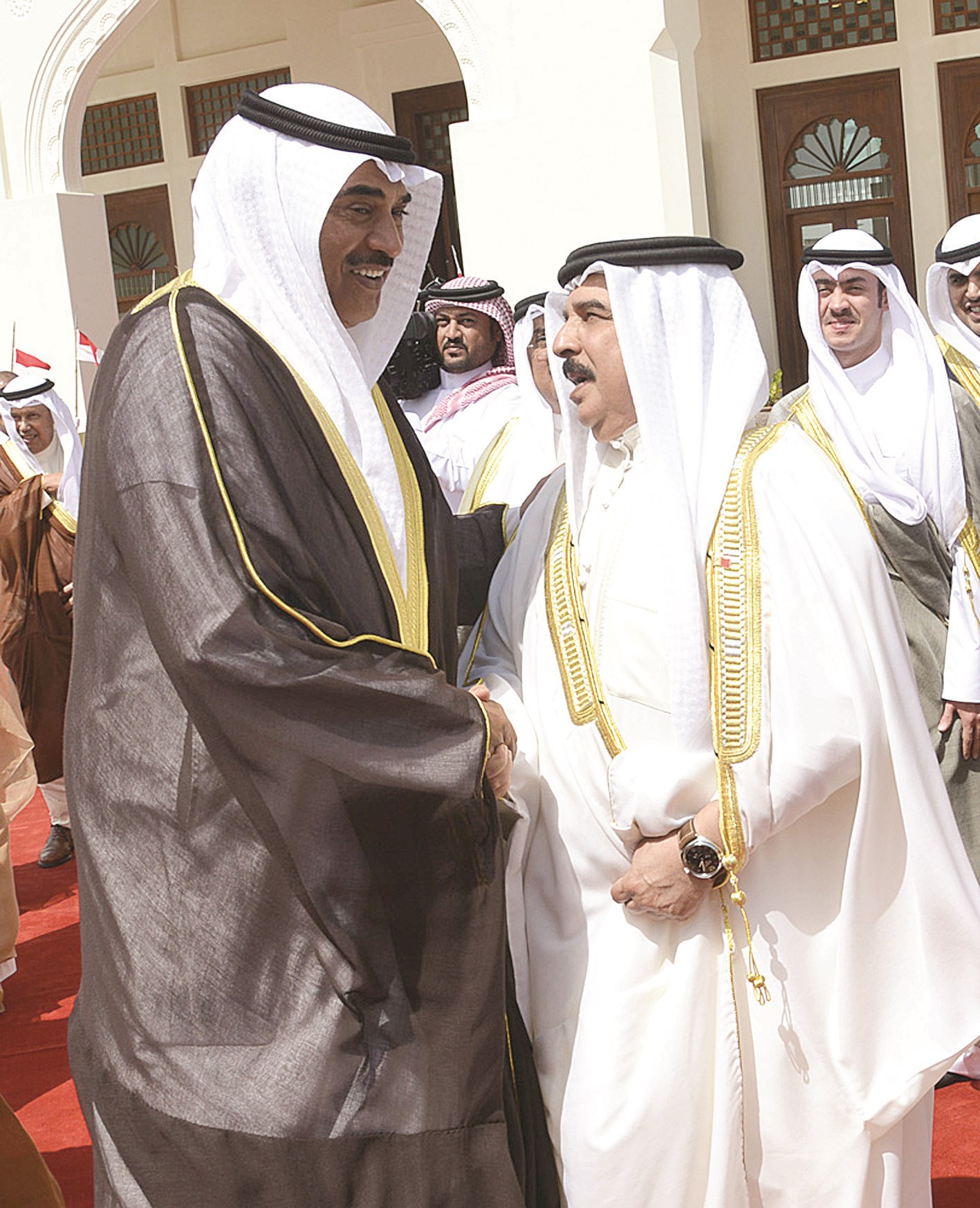 الملك مصافحا صباح الخالد