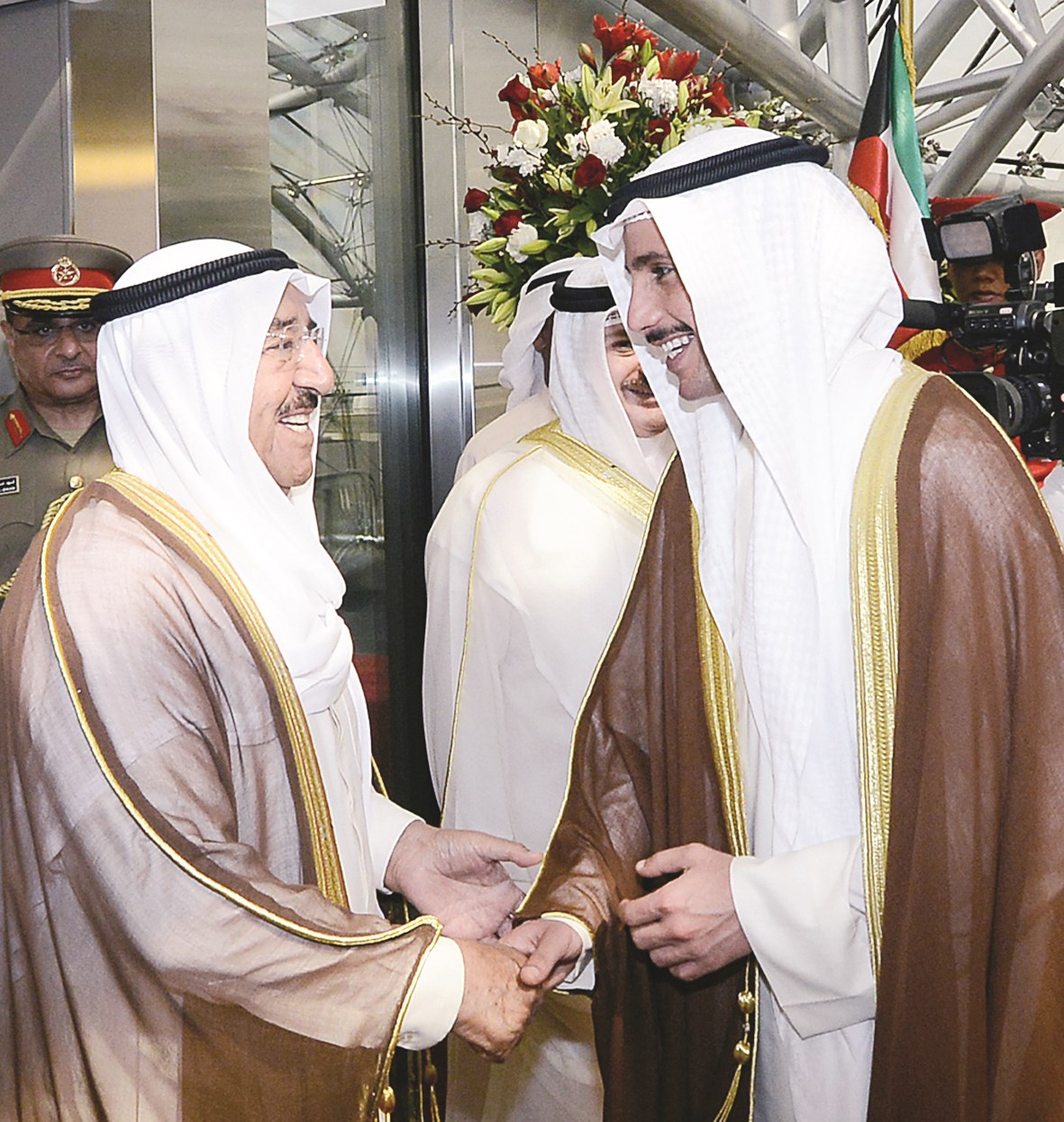 الأمير مصافحاً الغانم لدى عودته